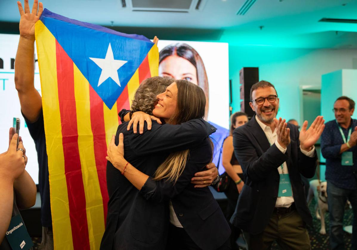 Míriam Nogueras, candidata de Junts, se abraza con un compañero en la noche electoral.