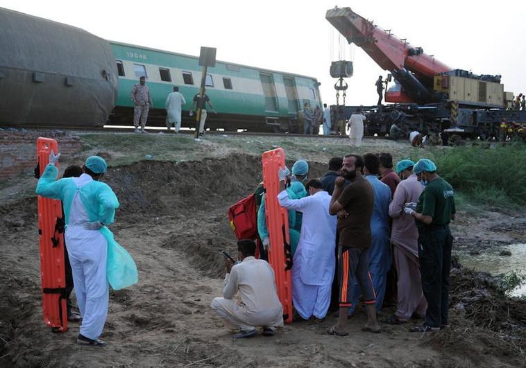 Al menos 30 muertos y decenas de heridos al descarrilar un tren en el sur de Pakistán