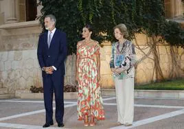 Doña Letizia con uno de los 'charos', junto al Rey y la reina emérita..