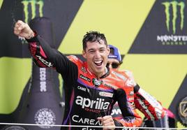 El español Aleix Espargaro (Aprilia Racing) celebra su victoria en la carrera de MotoGP del Gran Premio de Gran Bretaña