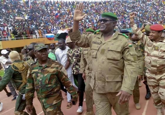 Miles de personas se manifestaron el domingo en apoyo a los golpistas en Niamey.