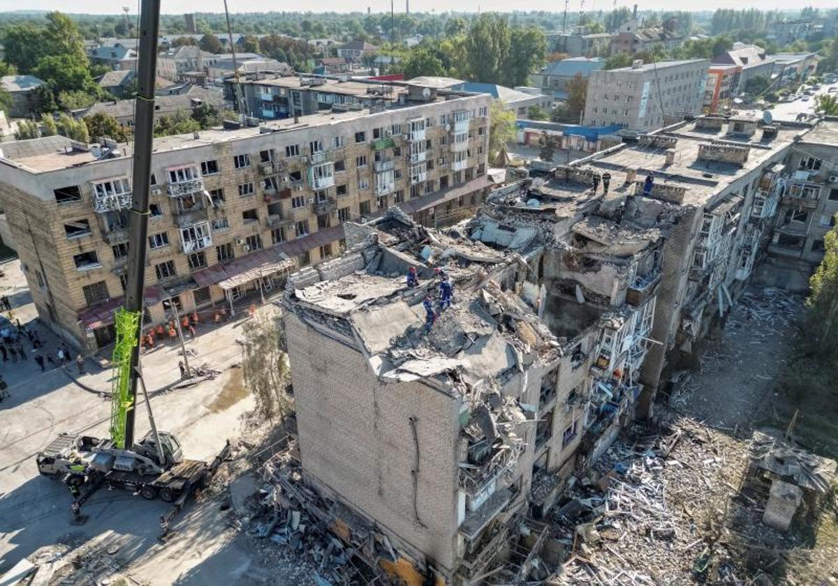Rescatistas trabajan en el edifico de Pokrovsk atacado por las tropas rusas.