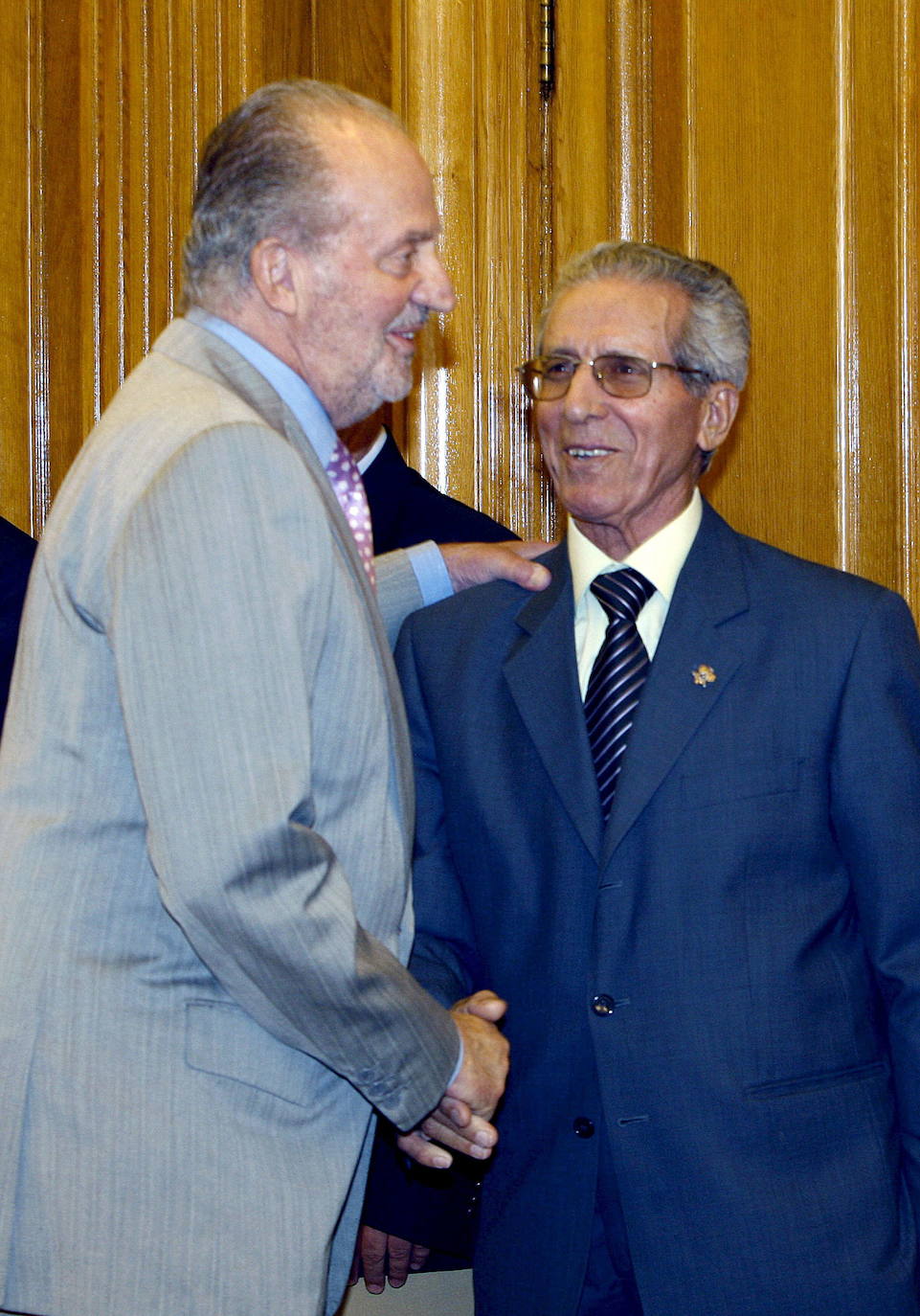 El 'Águila de Toledo' saluda a Juan Carlos I, durante una rececpión en La Zarsuela en 2010.