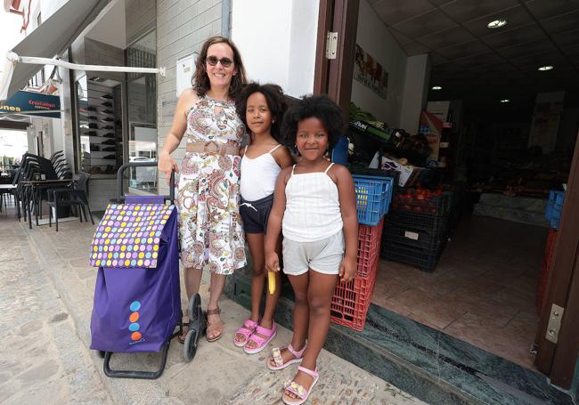 Dolores Paz Berrocal y sus hijas haciendo la compra para luego prepararse una cazuela de fideos.