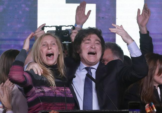 Javier Milei celebra con su esposa la victoria en las elecciones