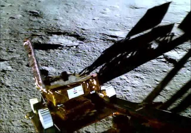 El rover lunar indio se posa sobre el polo sur del satélite.