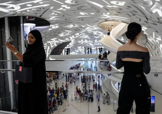 Una mujer con abaya en Emiratos Árabes Unidos.