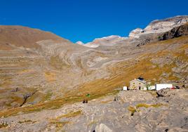 El verano es la única época del año en la que el refugio de Góriz no está cubierto de nieve.