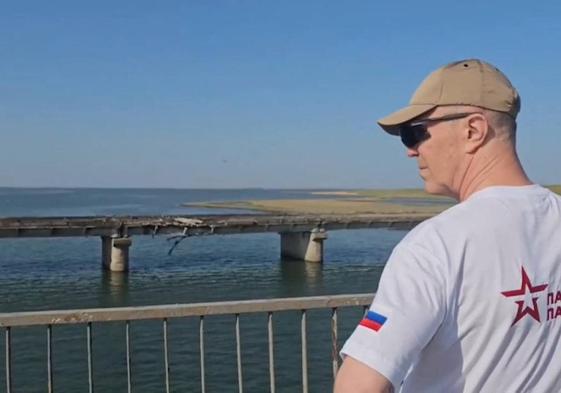 Vladímir Saldo, jefe designado por Moscú en la parte ocupada de Jersón, observa los daños en el puente Chonhar, que conecta la localidad con Crimea, tras un ataque ucraniano