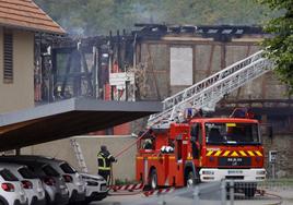 Bomberos evalúan los daños del inmueble incendiado en la localidad de Wintzenheim, en la frontera con Alemania.