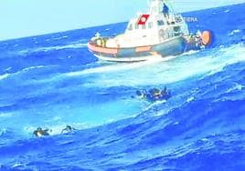 Imagen de la operación de rescate de 57 migrantes que habían naufragado el sábado al sur de Lampedusa.