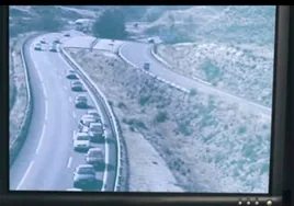 Una campaña de la DGT muestra cómo los coches circulan por el carril izquierdo dejando en derecho libre