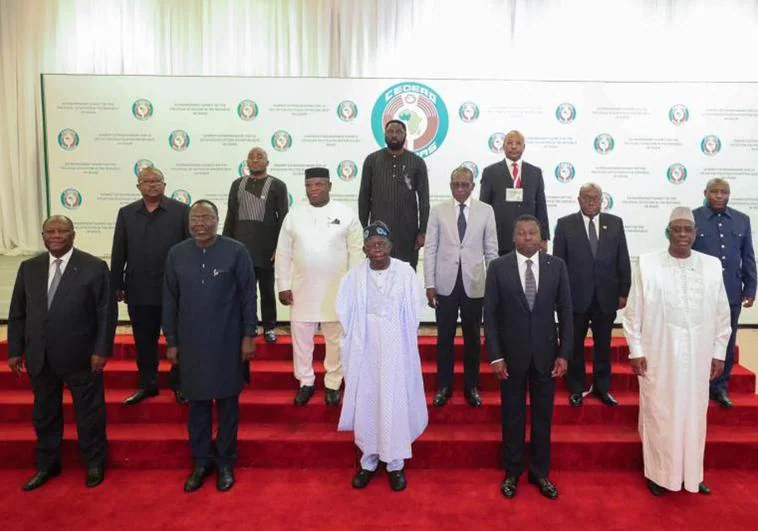El presidente de Nigeria, Bola Ahmed Tinubu, en el centro de la imagen, junto al resto de líderes de la Cedeao, este jueves en Abuja.