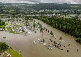 Una localidad de Noruega inundada después de que el río Dokka se desbordara por las fuertes tormentas