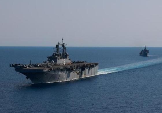 El buque de asalto anfibio USS Bataan y el barco de desembarco USS Carter Hall.