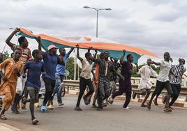 Miles de partidarios del golpe que depuso al presidente de Níger se manifiestan frente a la base francesa de Niamey