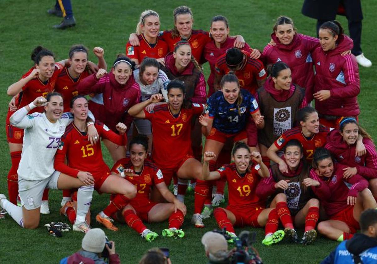 Piña de las jugadoras españolas tras la victoria ante Países Bajos en cuartos.