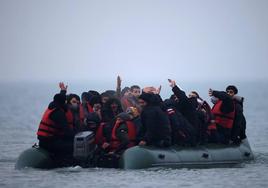 Un grupo de migrantes intenta cruzar el canal de la Mancha, en una imagen de archivo.
