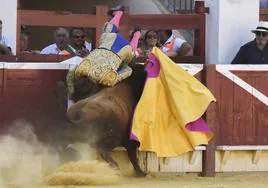 Manuel Díaz, 'El Cordobés', es volteado por el primer toro con el se enfrentaba este sábado en la plaza de Huesca.