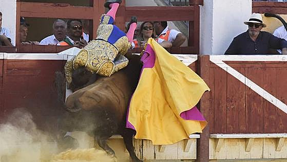 El Cordobés, herido grave en la plaza de Huesca tras ser corneado