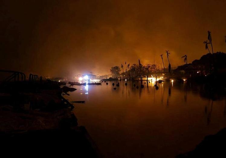 Imagen principal - Arriba, una escena nocturna del incendio en Maui. Abajo, la carretera que conduce al Lahaina, el pueblo más afectado por las llamas. Al lado, una de las viviendas afectadas