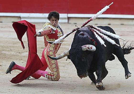 El torero peruano Roca Rey, durante una corrida en Sanfermines.