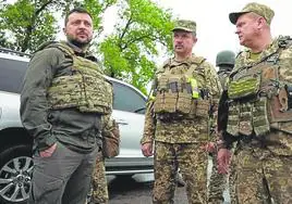 Volodímir Zelenski habla con miembros de las fuerzas de vigilancia de un paso fronterizo.
