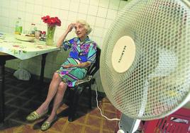 Una señora conecta el ventilador en su casa en plena ola de calor.