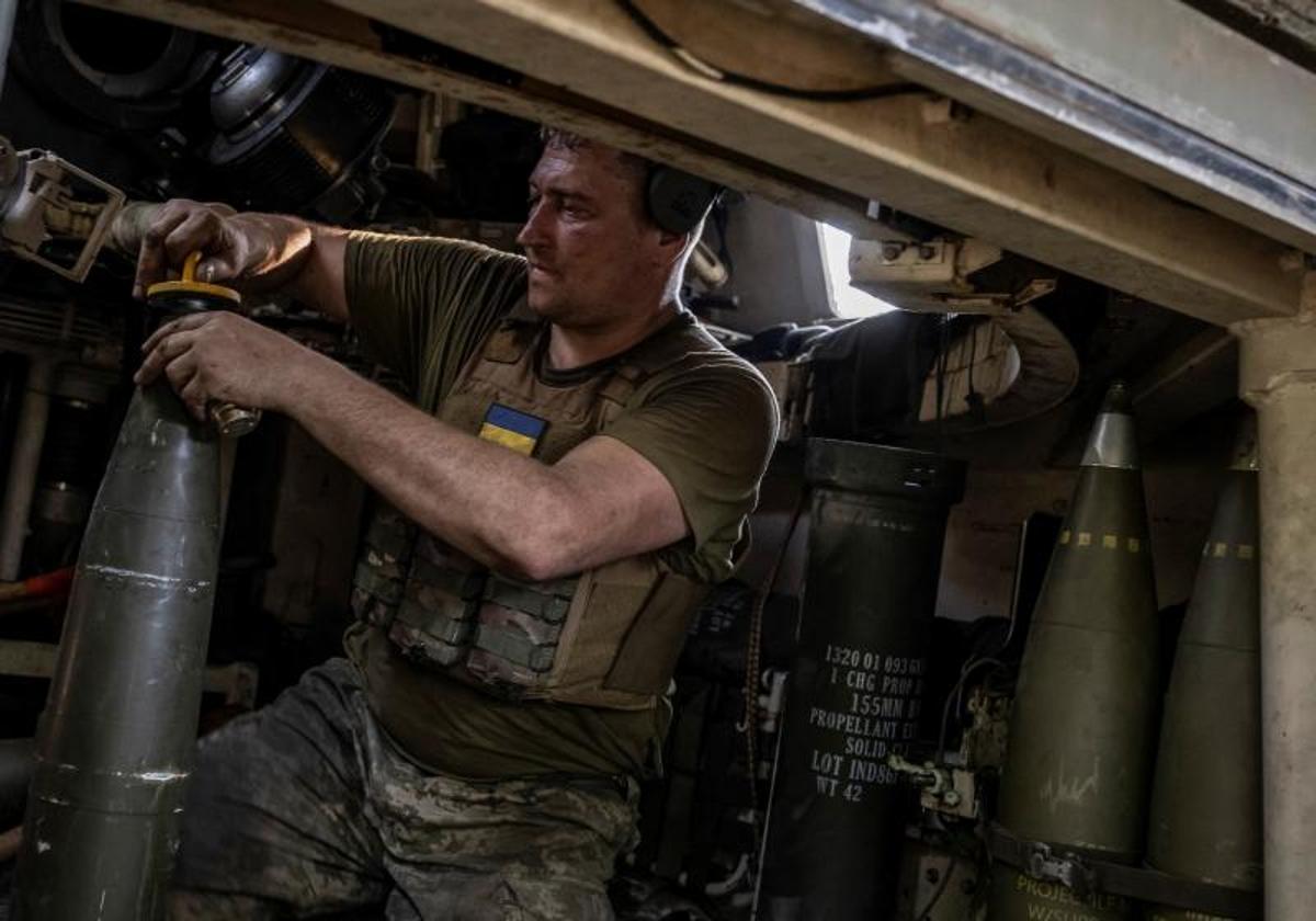 Un artillero ucraniano prepara un obús M-109 estadounidense de 150 mm para dispararlo contra los rusos en Donetsk.