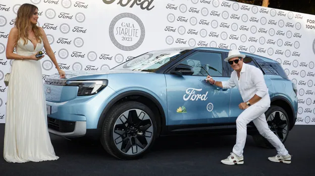 Nicole Kimpel y Antonio Banderas junto al Ford Explorer eléctrico