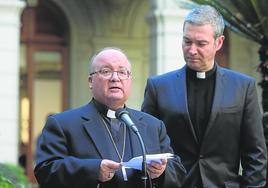 Monseñor Scicluna y Jordi Bertomeu durante una rueda de prensa en la Universidad Católoca de Santiago de Chile.