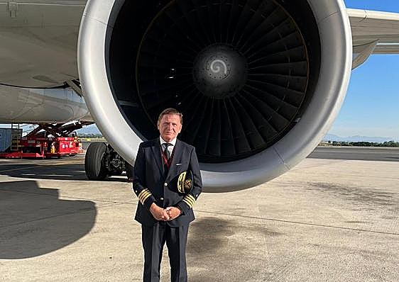 El comandante Álvaro Arizcun Sánchez-Morate, ante uno de los Airbus de Iberia que ha pilotado.