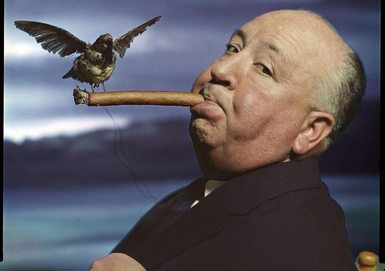 Alfred Hitchcock en una imagen promocional de 'Los pájaros' (1963).