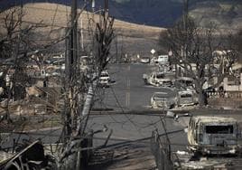 Decenas de árboles y coches quemados y las ruinas de las casas después del incendio de Lahaina