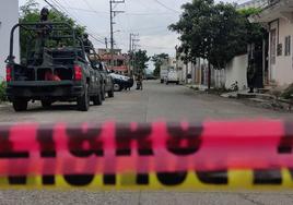 Tropas del Ejército mexicano vigilan la zona en donde se localizaron varios cuerpos desmembrados en Veracruz