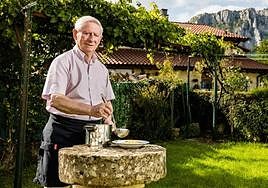 Benjamín Urdiain, el primer cocinero en conseguir tres estrellas Michellin en España, en el jardín de su casa en Ziordia (Navarra) en una imagen de 2019.