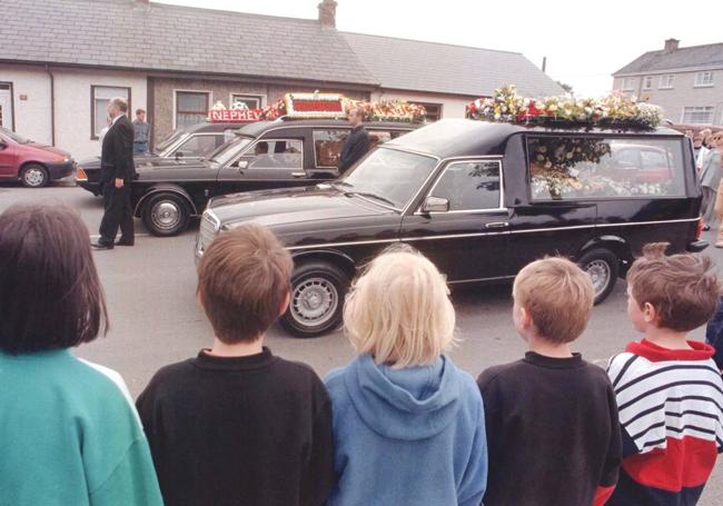 Cinco niños en un acto conmemorativo a las víctimas de la explosión de una bomba en Omagh