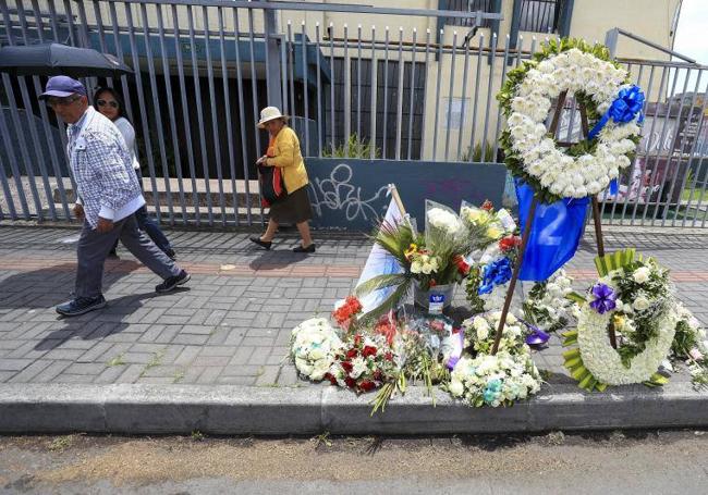Arreglos florales colocados en los exteriores del sitio en que fue asesinado el candidato presidencial Fernando Villavicencio, en Quito.
