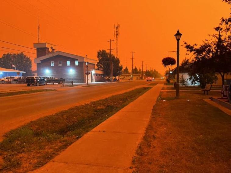 El fuego engulle las carreteras del norte de Canadá y obliga a evacuar a 168.000 personas