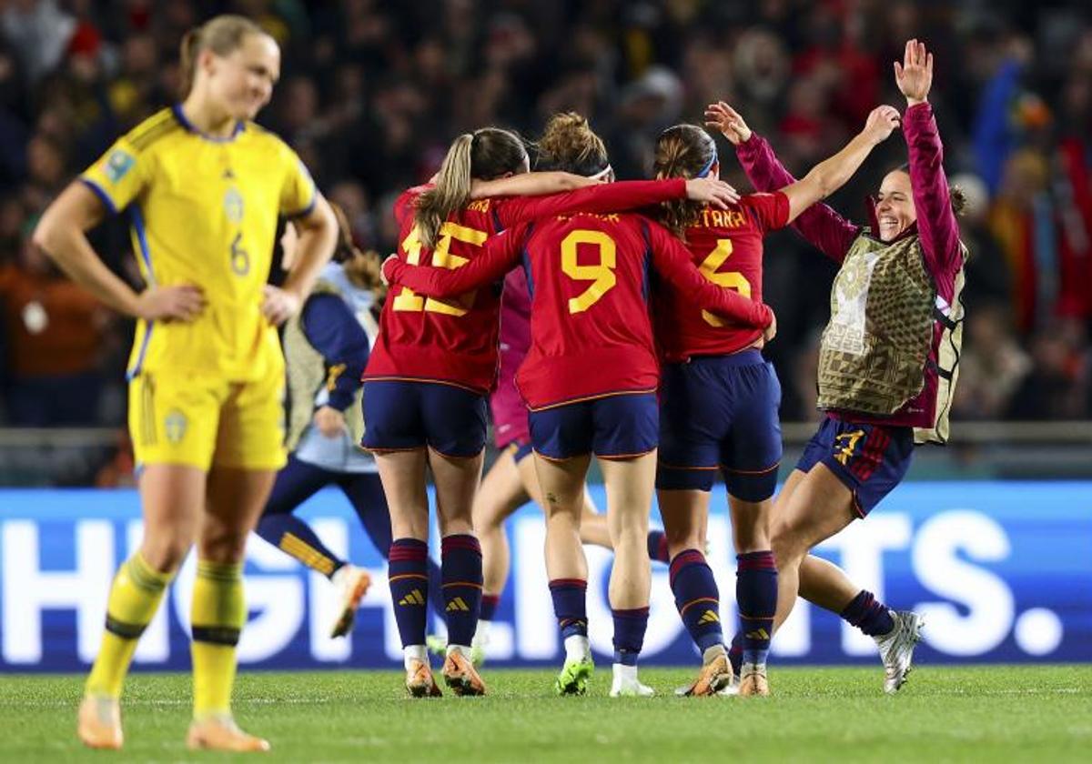 Las jugadoras españolas celebran tras ganar a Suecia en la semifinal del Mundial femenino de fútbol.