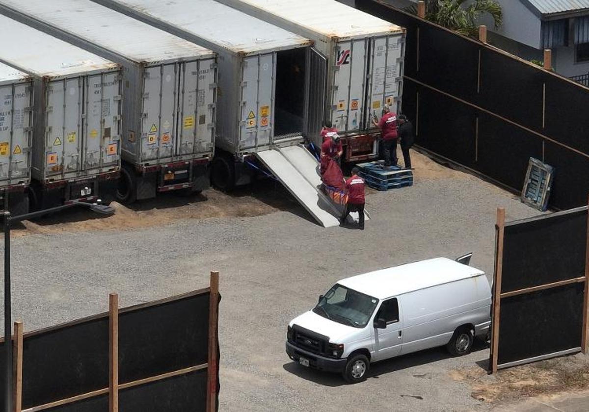 Un grupo de forenses en Lahaina introduce los restos de un cadáver reducido a cenizas en la caja de un camión refrigerado para su conservación.