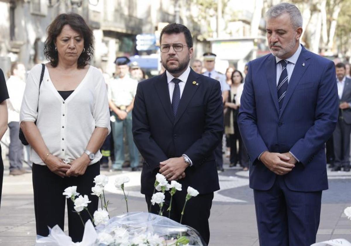 El presidente de la Genralitat, Pere Aragonès (c), la presidenta del Parlament, Anna Erra (i), y el alcalde de Barcelona Jaume Collboni (d) participan en el homenaje con una ofrenda foral que conmemora el sexto aniversario de los atentados del 17A en la Rambla.