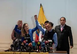 Christian Zurita, que ocupa el lugar del asesinado Villavicencio, junto a su candidata a vicepresidenta, Andrea González, con chalecos antibalas.