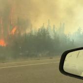 Ordenan la evacuación total de la ciudad de Yellowknife por el fuego en el norte de Canadá