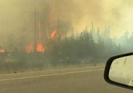 La visibilidad es casi nula en Yellowknife y las llamas bordean las carreteras.