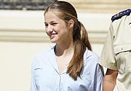 Su último look sin uniforme: camisa azul, vaqueros blancos y zapatillas, así ha ingresado Leonor en la Academia Militar