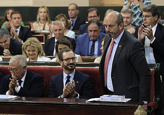 Pedro Rollán (dcha.), tras ser elegido presidente del Senado.