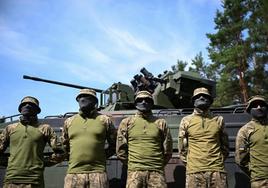 Varios soldados ucranianos posan delante de un vehículo de combate blindado Marder 1A3 en la ciudad alemana de Klietz.