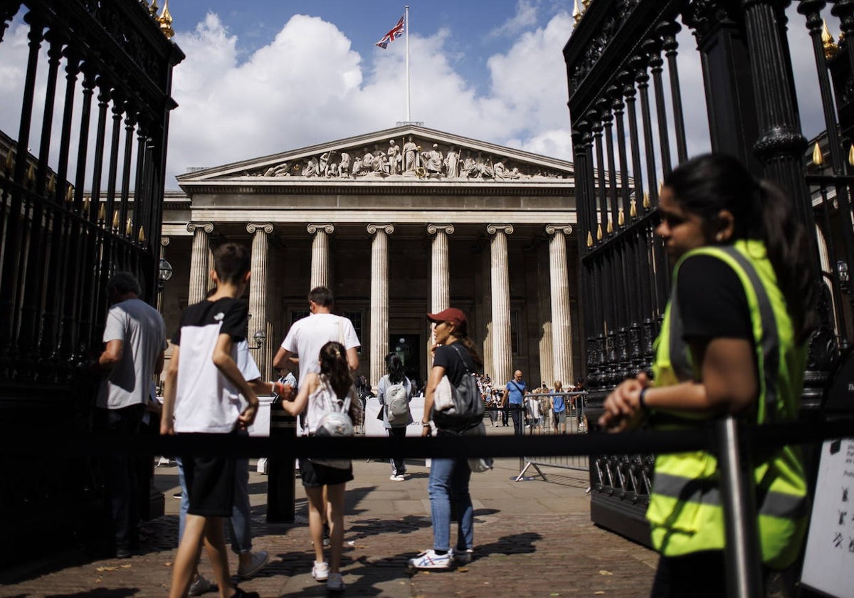 Fachada del museo británico, que expone 80.000 piezas y atesora millones en sus almacenes.