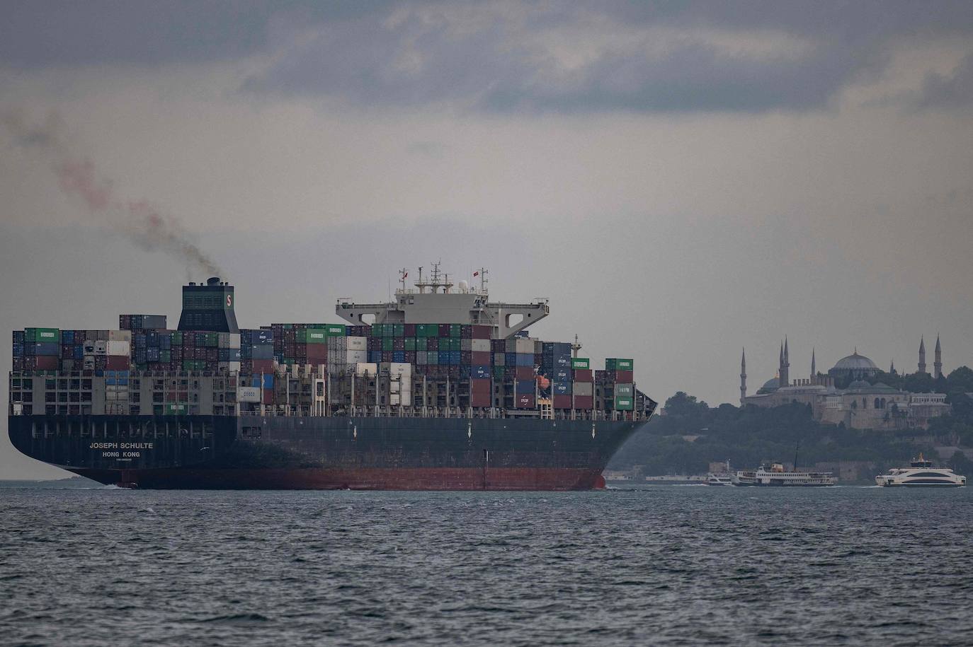 El buque con bandera de Hong Kong 'Joseph Schulte' transita por el Bósforo en Estambul